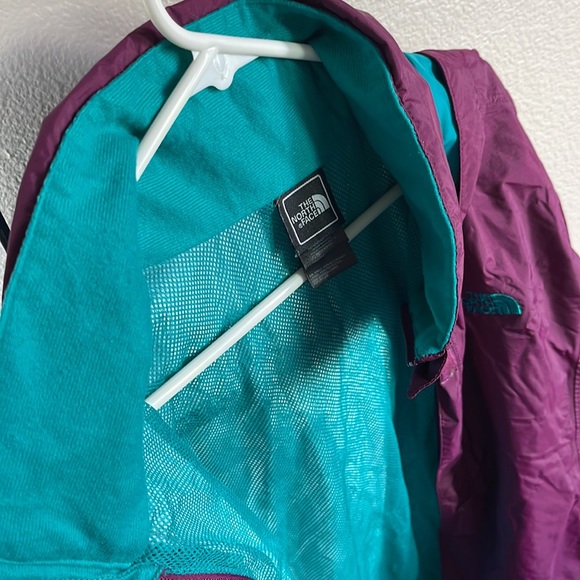 The north face windbreaker size women’s XL. Purple and teal. Has zipper pockets. - Picture 4 of 5